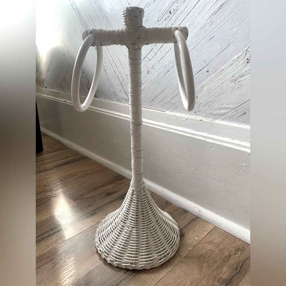 Vintage Shabby Chic White Wicker Double Ring Towel-holder